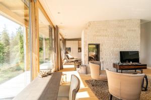 弗利姆斯Edelweiss Mountain Suites 07-08的带桌椅的客厅