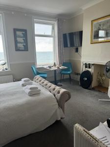 ein Schlafzimmer mit einem Bett, einem Schreibtisch und einem Fenster in der Unterkunft The Ship Inn - Sandgate in Folkestone