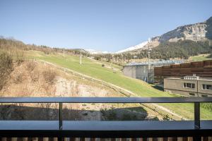 a balcony with a view of a snow covered mountain at Edelweiss Ferienwohnung, Stenna Bergblick in Flims