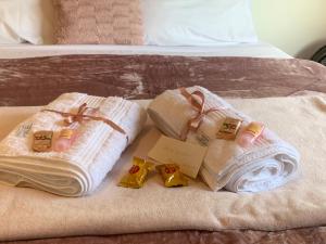 two towels sitting on top of a bed at Refúgio Três Estações in Paty do Alferes