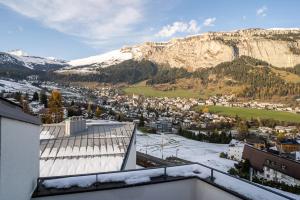 a view of a city with snow covered mountains at Edelweiss Promenada Penthouse in Flims