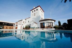 Bazén v ubytování Mas Boronat Resort nebo v jeho okolí