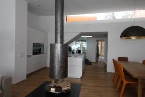 a kitchen and dining room with a fireplace in a house at Edelweiss La Cerise in Flims