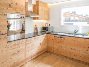 Dapur atau dapur kecil di Edelweiss Mira Neiv +15 gambar