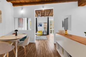 A kitchen or kitchenette at Milan Stay - Alzaia Naviglio Grande