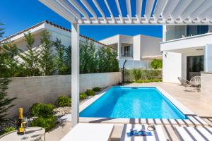 LinardićiにあるVilla Terraの家の裏庭にあるプール