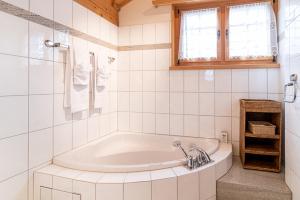 Ένα μπάνιο στο Edelweiss Casa Miez Penthouse +27 φωτογραφίες