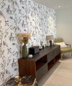 sala de estar con mesa y papel pintado en BellaApartment, en Lagos