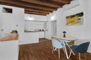 A kitchen or kitchenette at Milan Stay - Alzaia Naviglio Grande