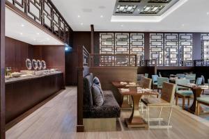 Radisson Blu Hotel, London Heathrow的休息区