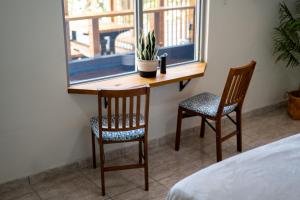 سرير أو أسرّة في غرفة في Coastal Oceanfront Hideaway w 3BR & Private Deck
