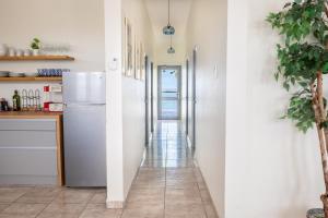 مطبخ أو مطبخ صغير في Coastal Oceanfront Hideaway w 3BR & Private Deck