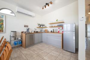 مطبخ أو مطبخ صغير في Coastal Oceanfront Hideaway w 3BR & Private Deck