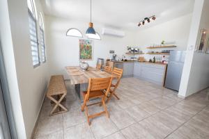 مطبخ أو مطبخ صغير في Coastal Oceanfront Hideaway w 3BR & Private Deck