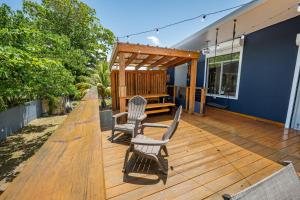 شرفة أو تراس في Coastal Oceanfront Hideaway w 3BR & Private Deck