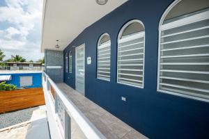 شرفة أو تراس في Coastal Oceanfront Hideaway w 3BR & Private Deck
