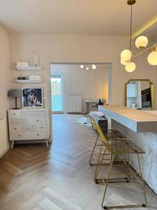 a living room with a table and a mirror at Rebgold Suite - Luxury Living by Lisa in Landau in der Pfalz +19 photos