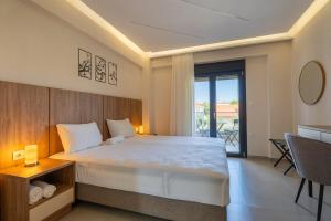 ニキティにあるSithoniaRS Avina Luxury Maisonetteの大きなベッドとバルコニーのある寝室 +51枚の写真