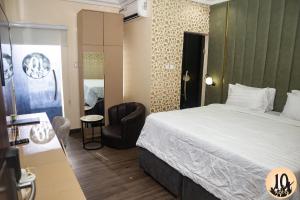 Postel nebo postele na pokoji v ubytování 10 Kobo Hotel & Suites + 10 fotografií