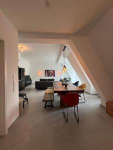 ein Wohnzimmer mit Tisch und Couch in der Unterkunft Design am Rhein I Zentral I Aufzug I Balkon I Parken in Bingen am Rhein