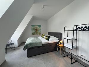 ein Schlafzimmer mit einem Etagenbett und einer Leiter in der Unterkunft Design am Rhein I Zentral I Aufzug I Balkon I Parken in Bingen am Rhein