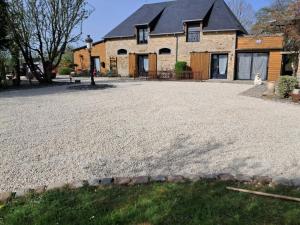 a large driveway in front of a house at La villa Saint-Martin in Pontorson +15 photos