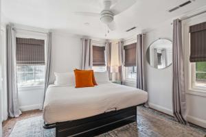 Unique & Charming 1 Bedroom One Block to King St客房内的一张或多张床位