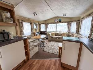 Η κουζίνα ή μικρή κουζίνα στο Great Caravan At Breydon Water Holiday Park, Ref 10086B