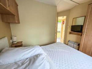 Ένα ή περισσότερα κρεβάτια σε δωμάτιο στο Great Caravan At Breydon Water Holiday Park, Ref 10086B +15 φωτογραφίες