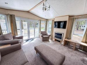 un salon avec un canapé et une télévision dans l'établissement 8 Berth Caravan For Hire At Wild Duck Holiday Park In Norfolk Ref 11269Mc, à Great Yarmouth