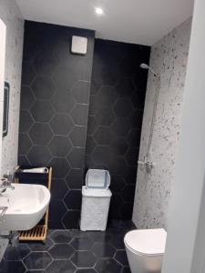 Ένα μπάνιο στο Wesley apartment Qerret