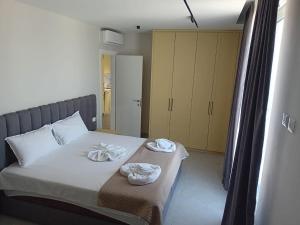 Ένα ή περισσότερα κρεβάτια σε δωμάτιο στο Wesley apartment Qerret