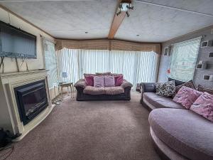 Posezení v ubytování 6 Berth Caravan For Hire At Seawick Holiday Park In Clacton-On-Sea Ref 27049Sw