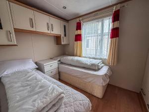 Postel nebo postele na pokoji v ubytování 6 Berth Caravan For Hire At Seawick Holiday Park In Clacton-On-Sea Ref 27049Sw + 11 fotografií