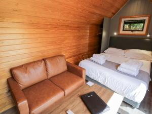 a small room with two beds and a couch at Acorn Lodge At Bridge Lake Farm & Fishery in Banbury
