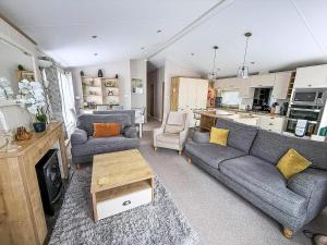 Η κουζίνα ή μικρή κουζίνα στο Beautiful Lodge With Decking In Norfolk, At Breydon Water Park Ref 10045B