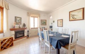 Un comedor con mesa y sillas y chimenea. en Stunning Home In Rojales With Kitchen, en Rojales
