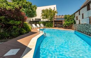 Basen w obiekcie Four-Bedroom Holiday Home In Vir lub w pobliżu
