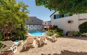 Basen w obiekcie Four-Bedroom Holiday Home In Vir lub w pobliżu