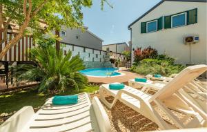 Basen w obiekcie Four-Bedroom Holiday Home In Vir lub w pobliżu
