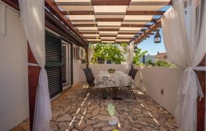 Zdjęcie z galerii obiektu Four-Bedroom Holiday Home In Vir w mieście Vir