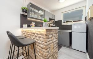 kuchnia z blatem i 2 stołkami w barze w obiekcie Four-Bedroom Holiday Home In Vir w mieście Vir