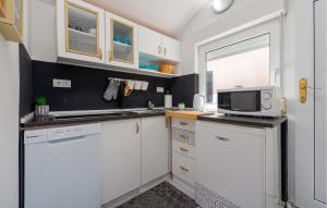 Kuchnia lub aneks kuchenny w obiekcie Four-Bedroom Holiday Home In Vir