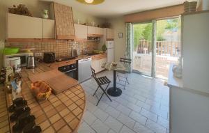 Η κουζίνα ή μικρή κουζίνα στο Stunning Home In Tourbes