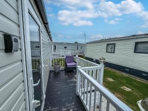 Μπαλκόνι ή βεράντα στο Modern 6 Berth Caravan With Wifi At St Osyth Beach In Essex Ref 28008Pm