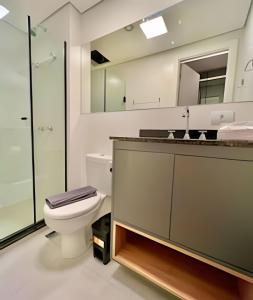 een badkamer met toilet, douche en wastafel bij Memoravel, Com Estilo e com gosto in Curitiba