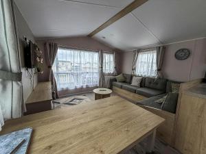Χώρος καθιστικού στο Modern 6 Berth Caravan With Wifi At St Osyth Beach In Essex Ref 28008Pm