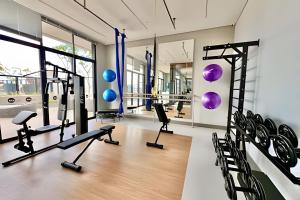 een sportschool met loopbanden en crosstrainers bij Memoravel, Com Estilo e com gosto in Curitiba