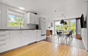 Kuchyň nebo kuchyňský kout v ubytování Three-Bedroom Holiday Home In Grenaa