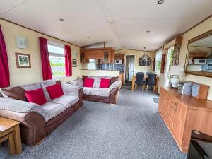 un soggiorno con 2 divani in una roulotte di Great Dog Friendly Caravan To Hire With Field Views In Norfolk Ref 10132B a Belton